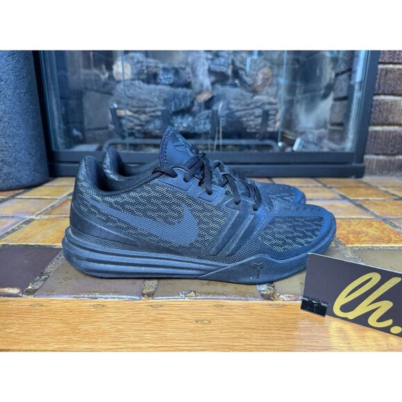 Mens 8 Nike Kobe Mentality Triple Black Athletic Basketball Sneakers 704942-002 - Picture 1 of 9